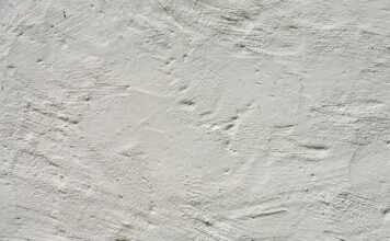 Jakimi farbami malować kask?