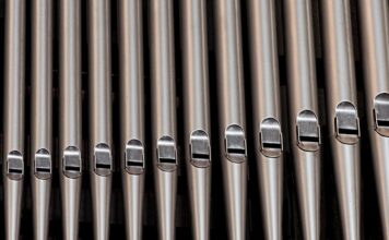 Czy fuga powinna być równo z płytkami?